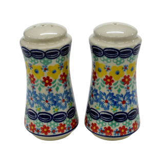 Salt and pepper shakers (A16 D26)