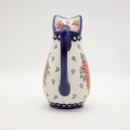 Klasyczny dzbanek ceramiczny z Bolesławca to wszechstronne i niezwykle eleganckie naczynie.