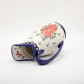 Klasyczny dzbanek ceramiczny z Bolesławca to wszechstronne i niezwykle eleganckie naczynie.