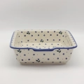 Solidna ceramiczna forma do zapiekania z wygodnymi uchwytami (uszami) to niezastąpione naczynie do przygotowywania pysznych dań na gorąco.