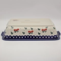 The thick ceramic construction ensures even heat distribution throughout the baking process and retains heat at the table, keeping your food warm throughout the meal.