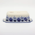 Artisan-made Bolesławiec stoneware baking dish with comfortable handles for easy carrying.