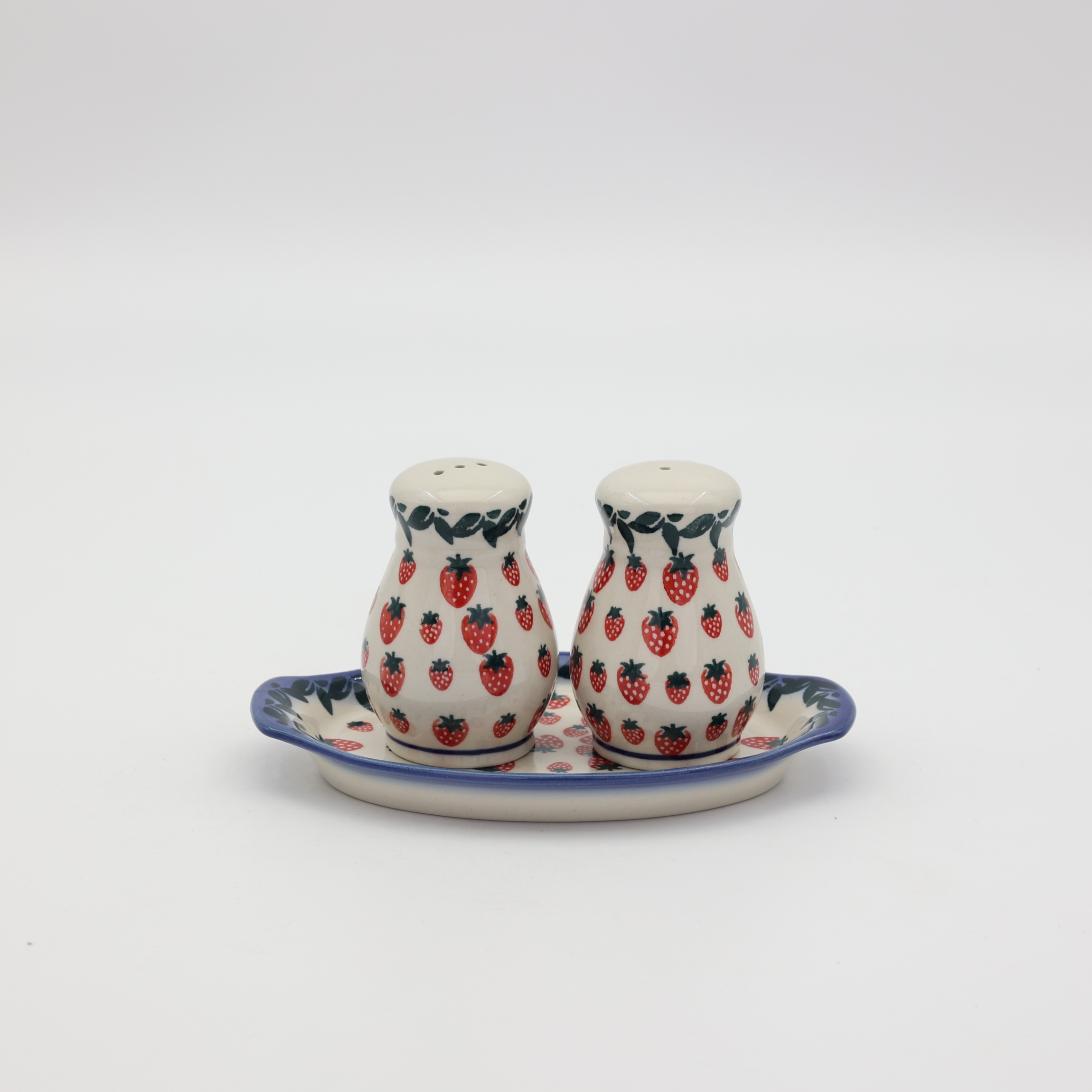 Salt and pepper shakers with tray A12 D139 – hand-painted Bolesławiec pottery in a traditional pattern, elegant spice set for the table.