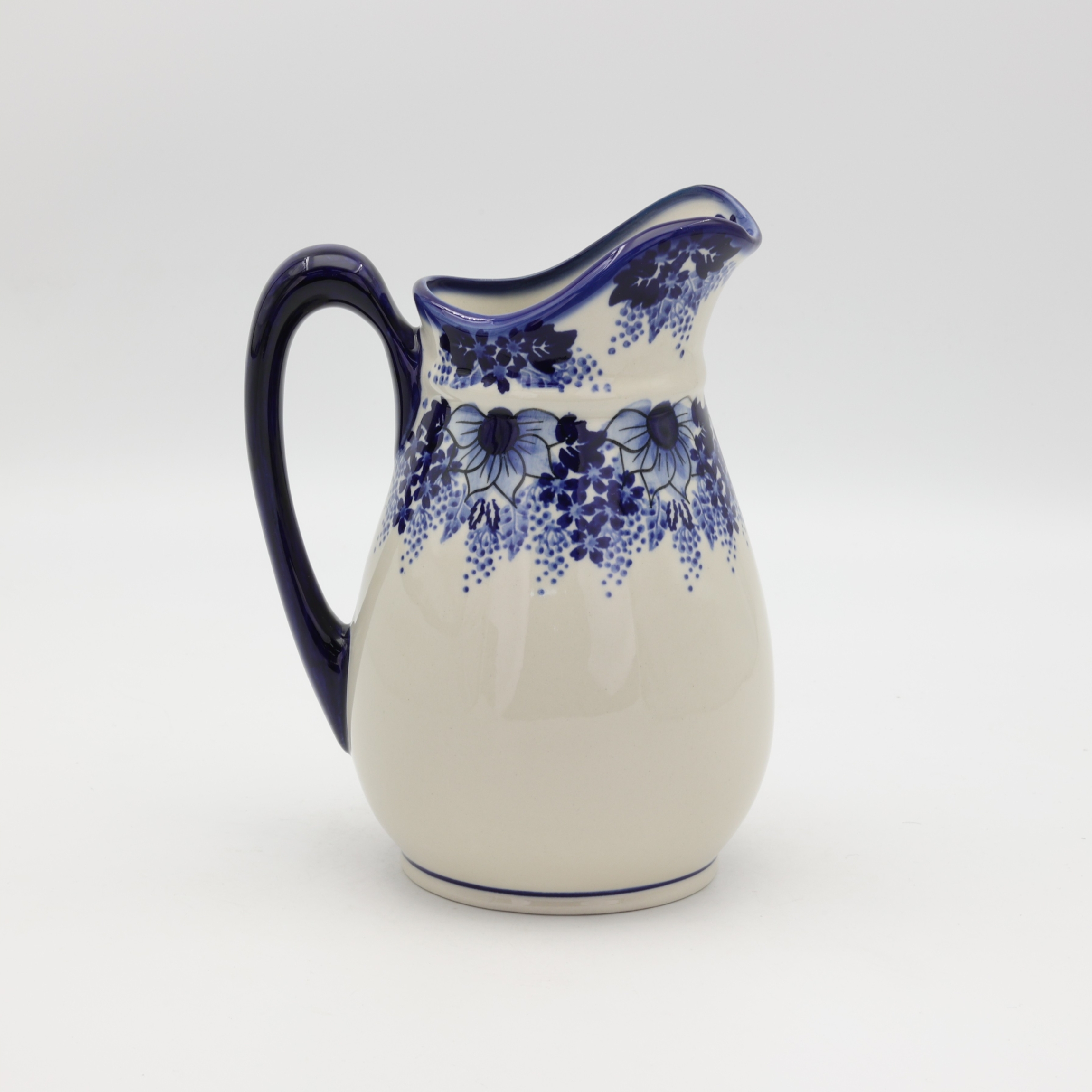Discover our authentic Bolesławiec ceramic jug – a masterpiece that combines age-old Polish artisanal traditions with everyday practicality.