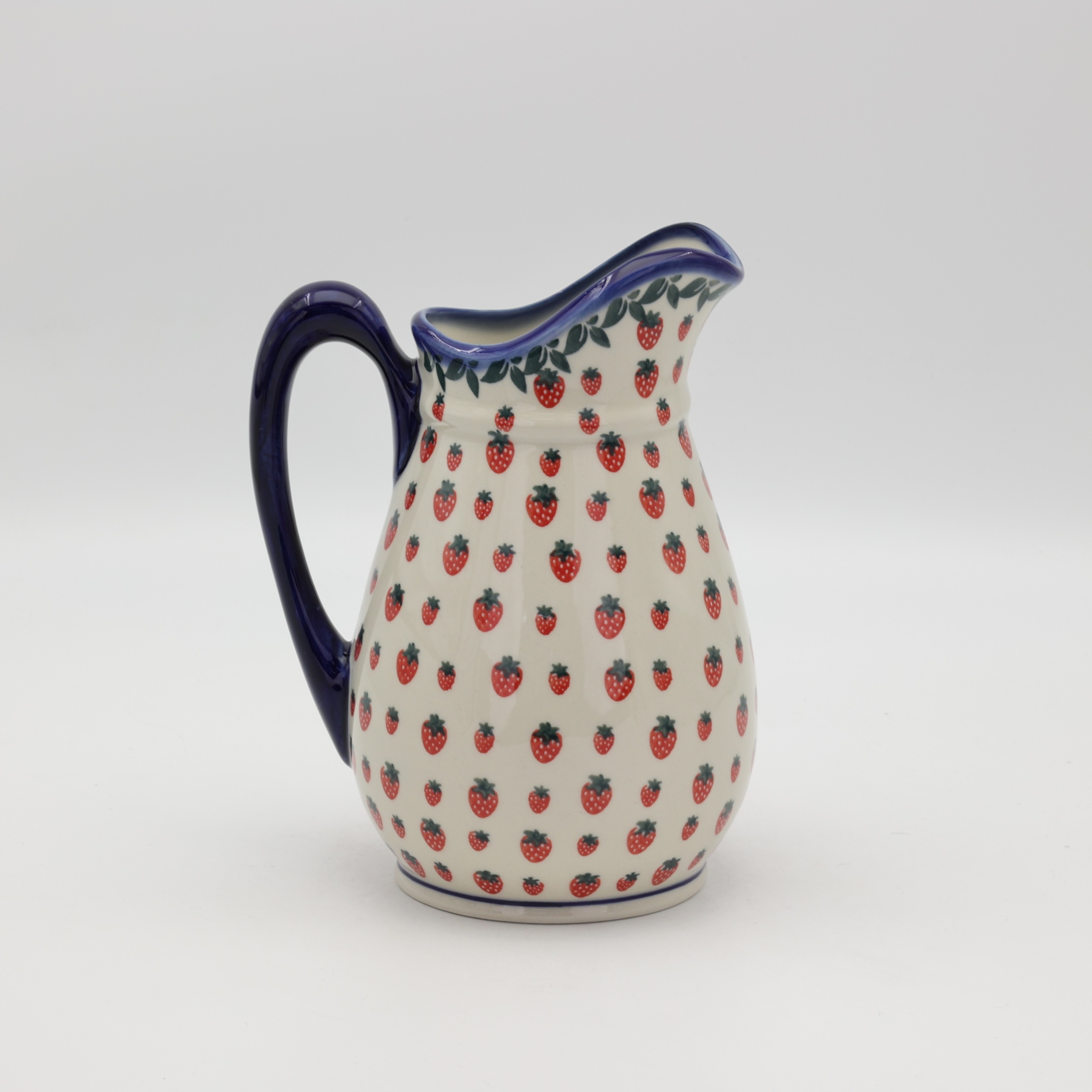 We present an authentic Bolesławiec pottery pitcher, which perfectly blends centuries of Polish craftsmanship tradition with modern functionality.