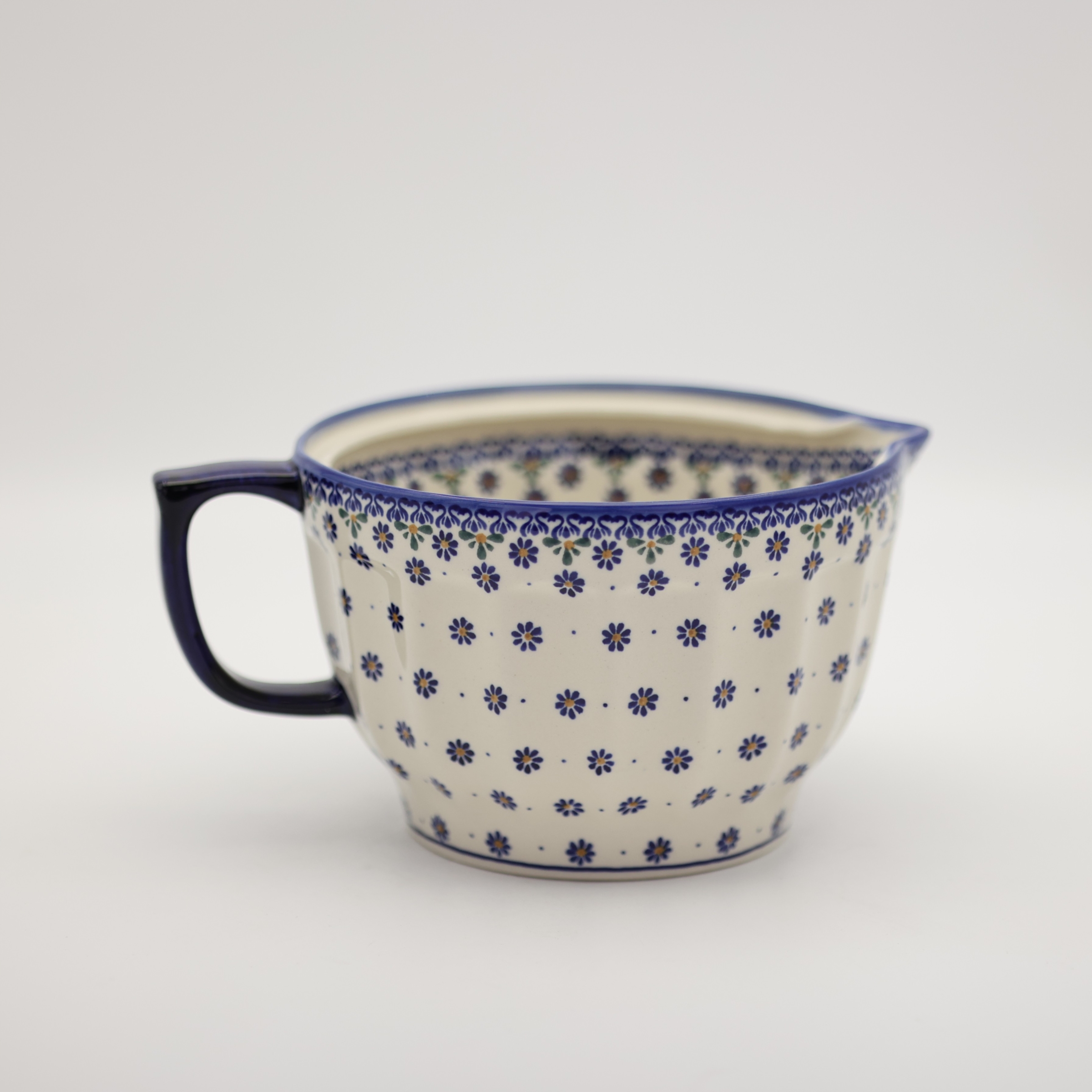 An essential companion for every baker, the Bolesławiec ceramic mixing bowl combines traditional Polish craftsmanship with outstanding everyday utility.
