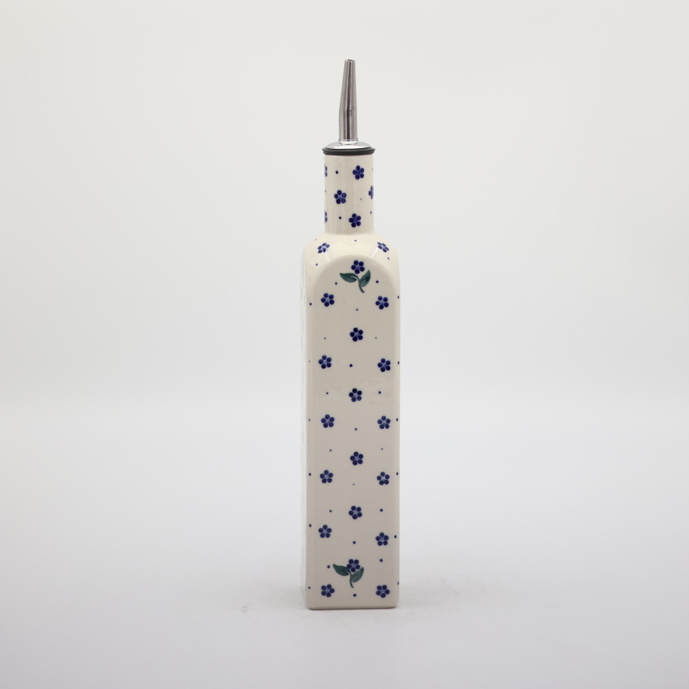 Authentic Polish Pottery: Hand-painted and stamped by master artisans in Bolesławiec, Poland.