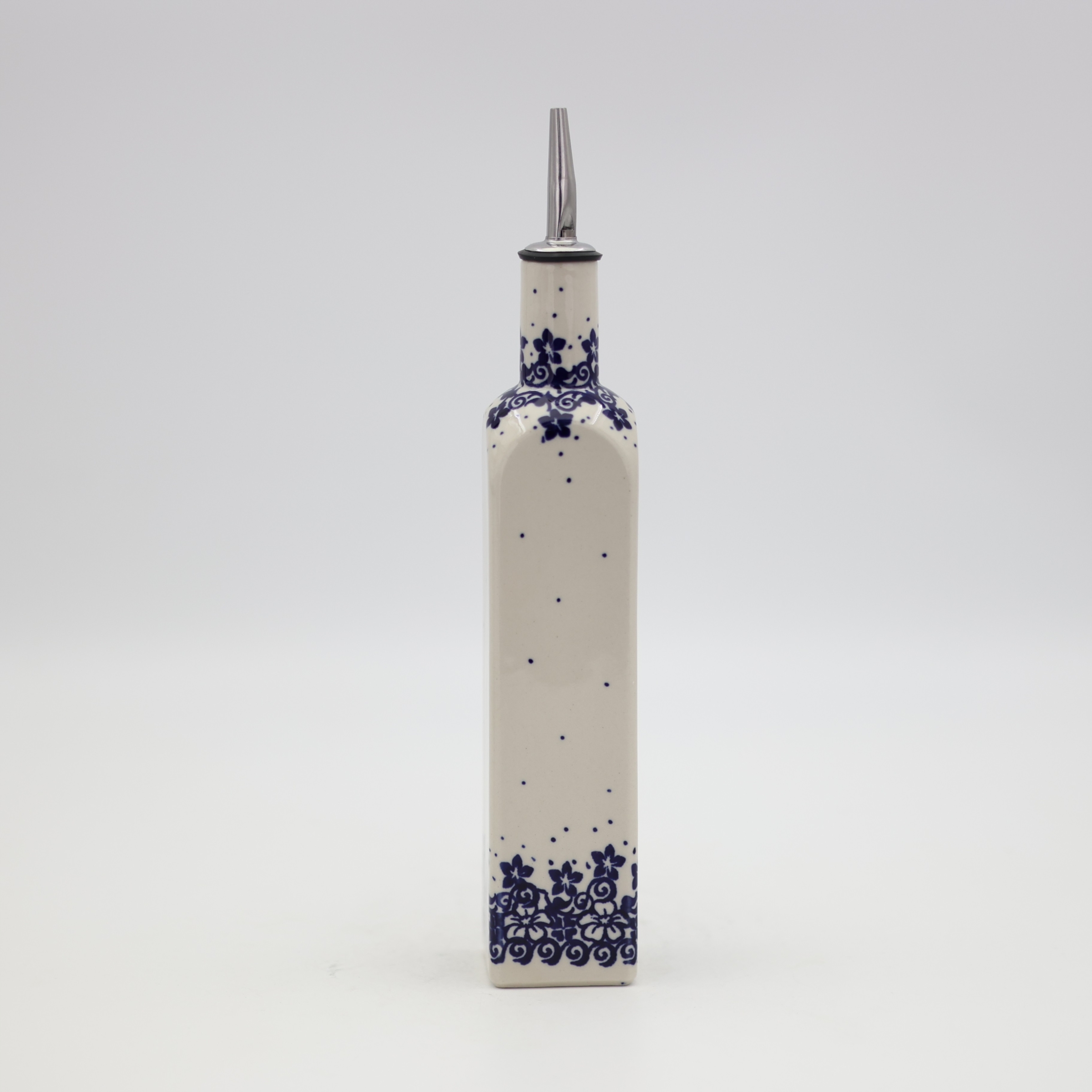 Light Protection: Natural stoneware blocks light to extend the shelf life of olive oil.