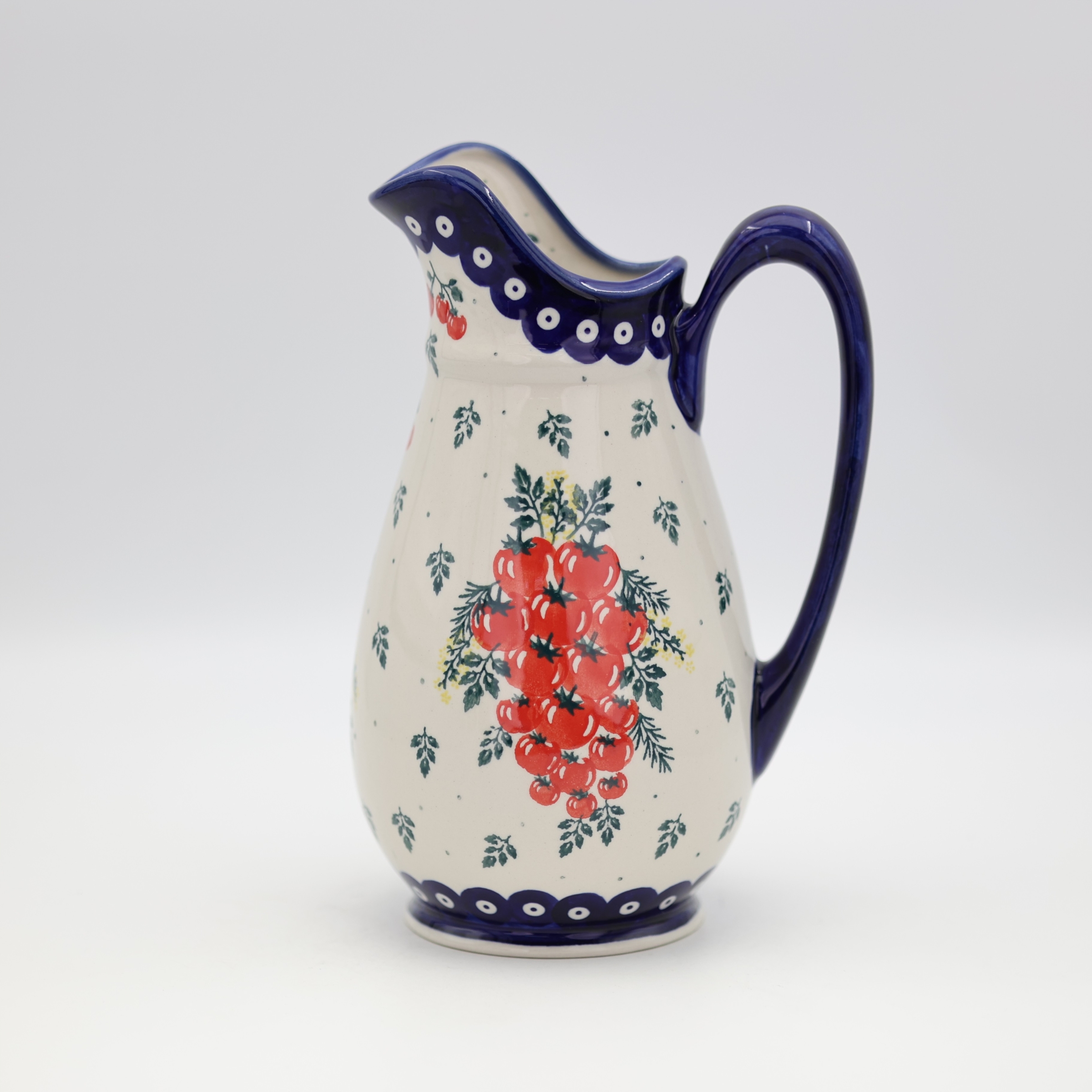 Klasyczny dzbanek ceramiczny z Bolesławca to wszechstronne i niezwykle eleganckie naczynie.