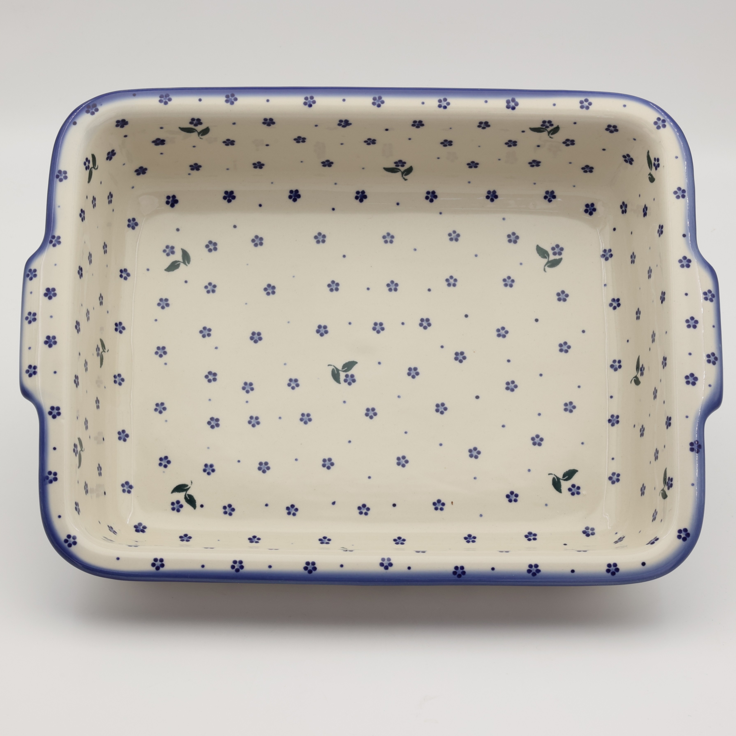 Solidna ceramiczna forma do zapiekania z wygodnymi uchwytami (uszami) to niezastąpione naczynie do przygotowywania pysznych dań na gorąco.