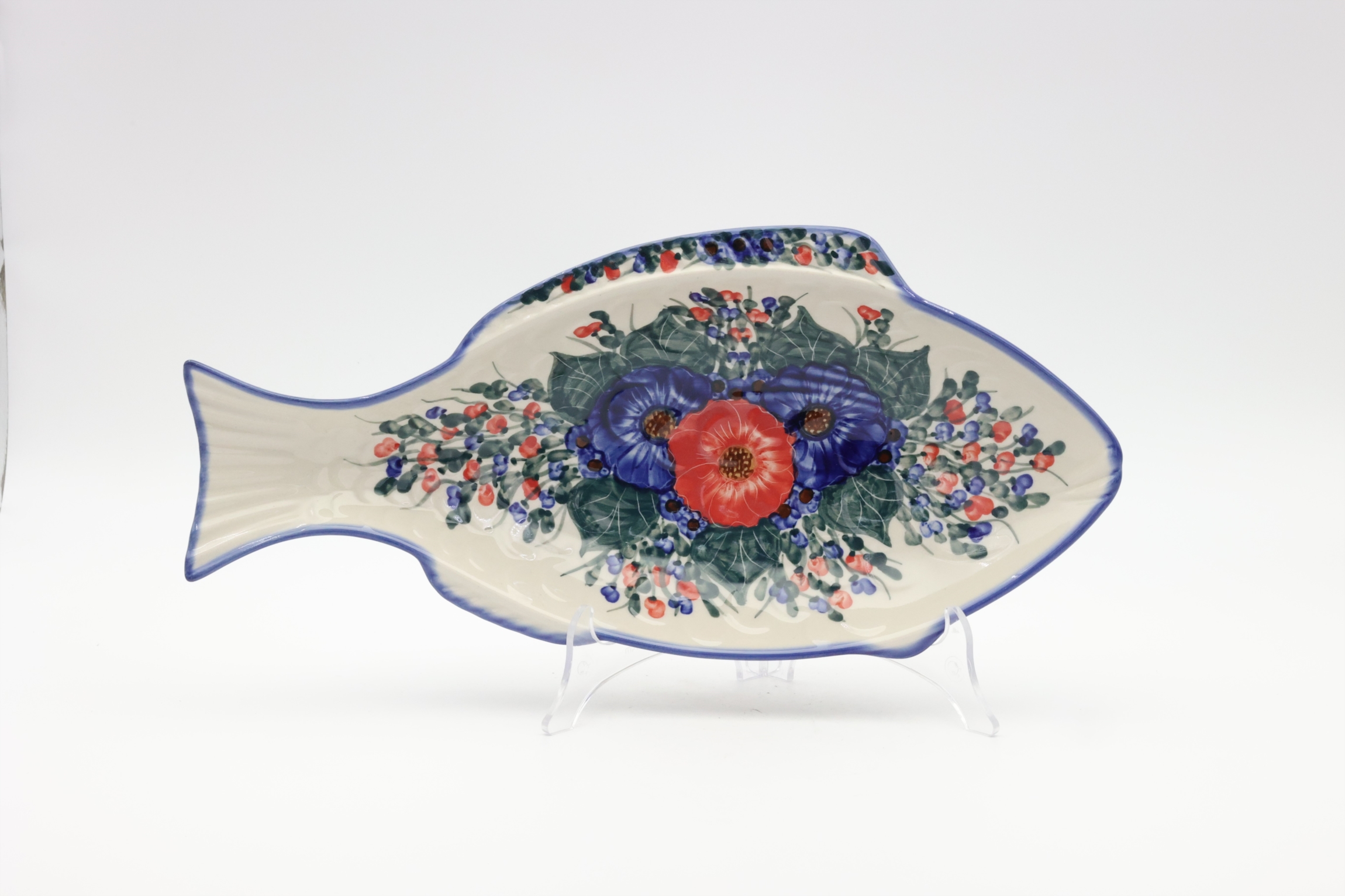 Handcrafted Bolesławiec ceramic baking dish with traditional hand-painted pattern.
