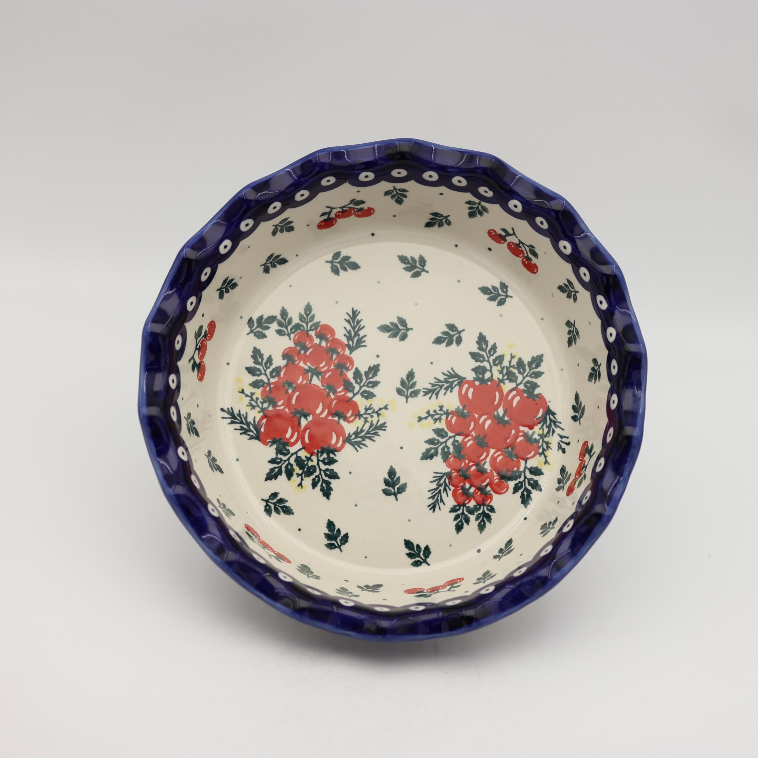 Round ceramic dish FALA 26 cm, perfect for serving salads, pasta, and main courses.
