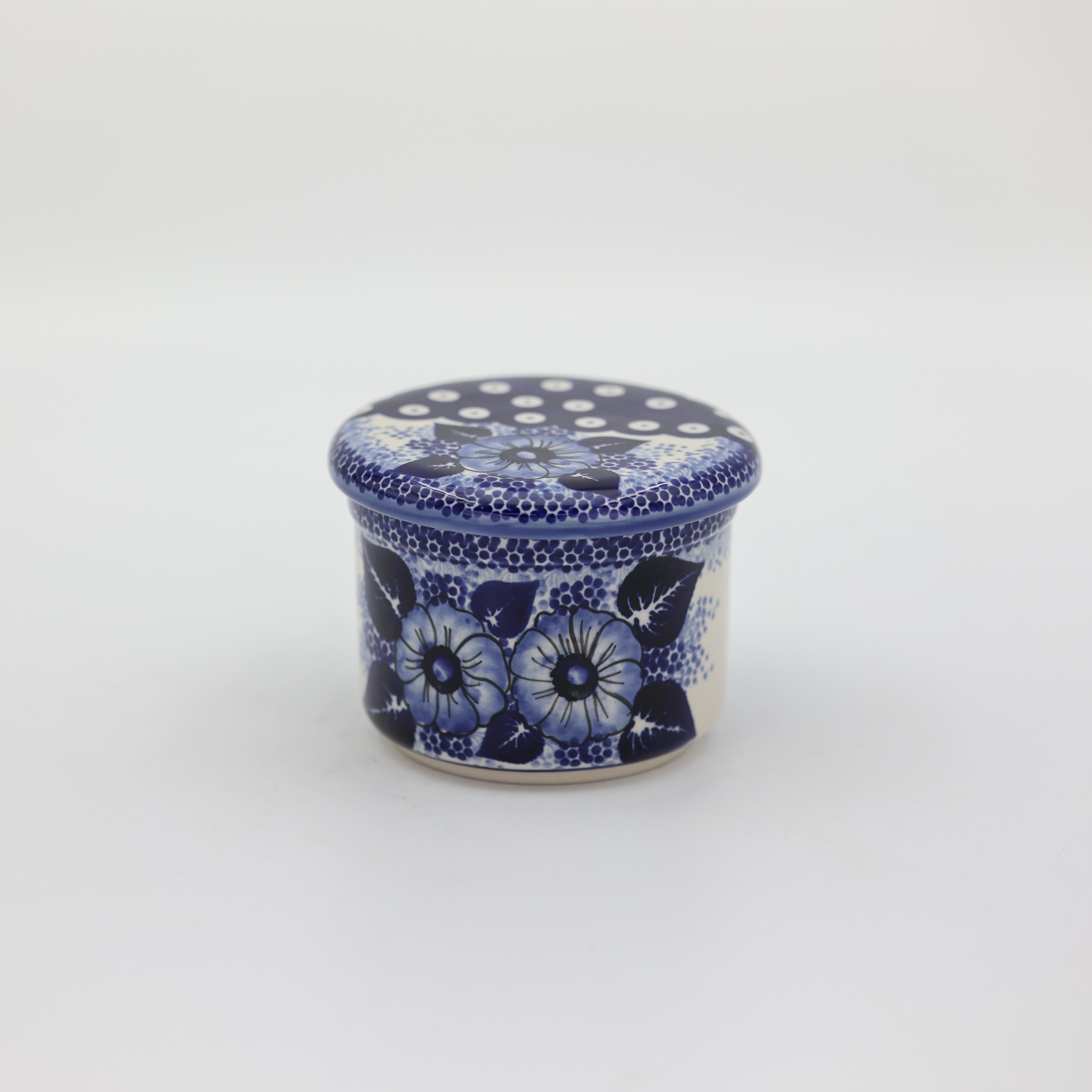 Water butter keeper in ceramic, keeping butter soft, spreadable, and fresh at room temperature.